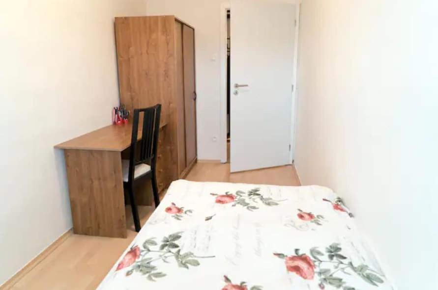 Spacious With Amazing Castle View Apartmán *
